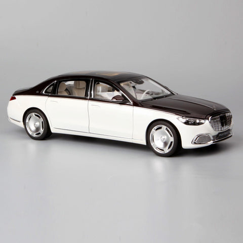1:18 Scale Maybach Benz S680 Exquisite Die-Cast Model Car